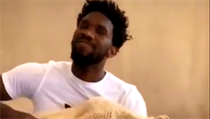 Basketbalista Philadelphie 76ers Joel Embiid se potkal se lvem. | na serveru Lidovky.cz | aktuální zprávy