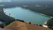 Jezero Lhota a na mapě vyznačená dětská pláž, kde se ve čtvrtek utopili dva... | na serveru Lidovky.cz | aktuální zprávy