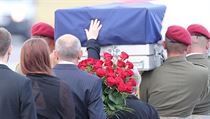 Na letišti se s vojáky rozloučily i jejich rodiny. | na serveru Lidovky.cz | aktuální zprávy