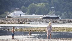 Kvůli horkům v Bingenu přišel Rýn o velkou spoustu vody (Bingen, Německo) Kvůli horkům v Bingenu přišel Rýn o velkou spoustu vody (Bingen, Německo)