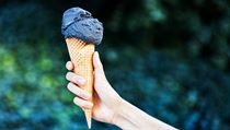 Ta fotka není špatně upravená, zmrzlina na ní je opravdu černá. V pražském... | na serveru Lidovky.cz | aktuální zprávy