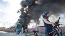 Dým je vidět z mnohakilometrové dálky, například z Kolína, ale i z pražského... | na serveru Lidovky.cz | aktuální zprávy