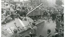 Tanky v Praze. I tento tank „zdobí“ různé nápisy. | na serveru Lidovky.cz | aktuální zprávy