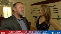 Zabil krokodýla nožem a jeho dům připomíná zoo mrtvých zvířat. CBS natočila reportáž o Kmoníčkovi Velvyslanec v USA Hynek Kmoníček s kůží hada v pozadí. | na serveru Lidovky.cz | aktuální zprávy
