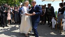 Putin míří na jednání s Merkelovou, po cestě si zatančil na svatbě rakouské ministryně zahraničí Prezident Vladimír Putin tančí s rakouskou ministryní Karin Kneisslovou na... | na serveru Lidovky.cz | aktuální zprávy