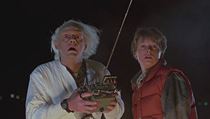 Emmett Brown (Christopher Lloyd) a Marty McFly (Michael J. Fox). Snímek Zpátky... | na serveru Lidovky.cz | aktuální zprávy