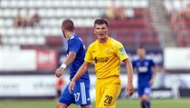 Andrej Aršavin (vepředu) olomouckému bekovi Tomáši Sladkému vzadu nestačil. | na serveru Lidovky.cz | aktuální zprávy