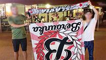 Fanoušci Dynama Kyjev se chlubí s ukradenou vlajkou šálou a dresem příznivců... | na serveru Lidovky.cz | aktuální zprávy