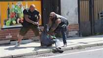 Extrémisté v Dubí napadli fotografa. Nadávali mi do černých cikánů, tvrdí Napadení fotografa pravicovými extremisty. | na serveru Lidovky.cz | aktuální zprávy