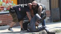 Dvojici účastníků mítinku vadil novinář, který fotografoval. Dvojice mužů ho... | na serveru Lidovky.cz | aktuální zprávy