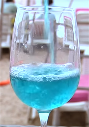 ‚Ideální letní aperitiv.‘ Do Francie dorazilo kontroverzní modré víno Modré víno budí ve Francii kontroverze. | na serveru Lidovky.cz | aktuální zprávy