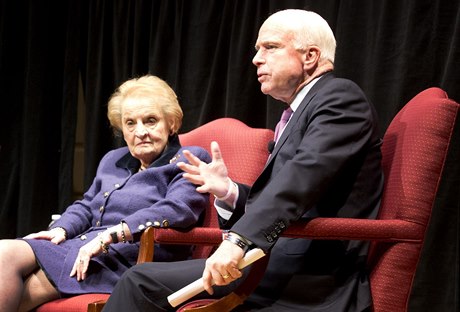 Senátor John McCain a Madeline Albrightová na setkání v knihovn Kongresu