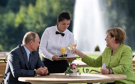 Nmecká kancléka Angela Merkelová a ruský prezident Vladimir Putin se v...