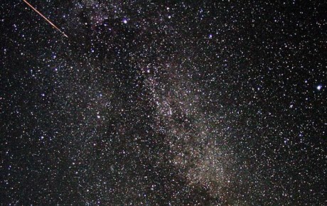 Padající hvzdy neboli meteorický roj Perseid.