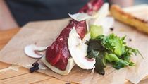 Hovězí carpaccio s houbovým ragú a lanýžovým olejem | na serveru Lidovky.cz | aktuální zprávy