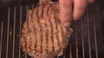 Po odležení steak opékejtee na sucho na rozpálené pánvi 2 minuty z každé strany. | na serveru Lidovky.cz | aktuální zprávy