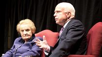Sentor John McCain a Madeline Albrightov na setkn v knihovn Kongresu