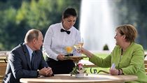 Německá kancléřka Angela Merkelová a ruský prezident Vladimir Putin se v... Německá kancléřka Angela Merkelová a ruský prezident Vladimir Putin se v...