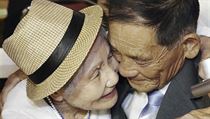 Jihokorejka Lee Keum-seom, 92, vlevo objímá svého severokorejského syna Ri Sang... | na serveru Lidovky.cz | aktuální zprávy