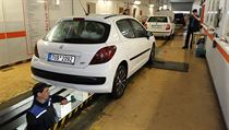 Vozidla ve stanici technické kontroly. Na snímku vpředu předseda Profesní... | na serveru Lidovky.cz | aktuální zprávy