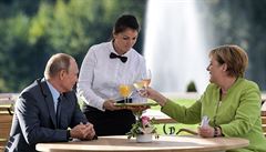 Německá kancléřka Angela Merkelová a ruský prezident Vladimir Putin se v... Německá kancléřka Angela Merkelová a ruský prezident Vladimir Putin se v...