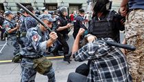 Příslušník ruské policie mlátí jednoho z demonstrantů během protestů proti... | na serveru Lidovky.cz | aktuální zprávy