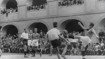 Záběr z propagandistického filmu o fotbale v terezínském ghettu. | na serveru Lidovky.cz | aktuální zprávy