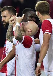 SLEDUJEME ŽIVĚ: Slavia - Bordeaux 0:0. Podaří se pomsta za semifinále poháru UEFA? Z druhého gólu Slavie se raduje jeho autor Miroslav Stoch (druhý zleva). | na serveru Lidovky.cz | aktuální zprávy
