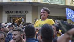 Prezidentský kandidát Jair Bolsonaro bezprostedn po útoku.