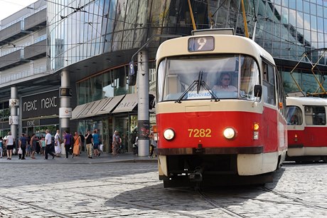 Tramvaj . 9 pokrývá trasu od hotelu Golf a po zastávku Spojovací. Snímek je z...