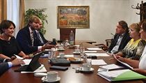 Ministr zdravotnictví Adam Vojtěch (třetí zleva) na jednání s předsedkyní... | na serveru Lidovky.cz | aktuální zprávy