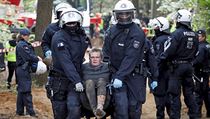 Německá policie odvádí aktivisty, kteří protestovali proti pokácení lesa. | na serveru Lidovky.cz | aktuální zprávy