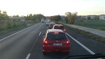 Kolona aut v Uhříněvsi. | na serveru Lidovky.cz | aktuální zprávy
