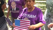 Ruští důchodci rozbíjí iPady a pálí americké dolary. Podporují prý tím Putina Skupina, která si říká Putinovy oddíly, pravidelně natáčí videa, v nichž... | na serveru Lidovky.cz | aktuální zprávy