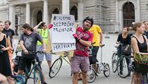 Bezpečný odstup od cyklisty neumíme změřit, reaguje šéf dopraváků na novelu. Podle poslance ale nejde o centimetry Happening aktivistů v Brně. | na serveru Lidovky.cz | aktuální zprávy
