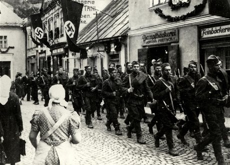 eskoslovenská armáda opoutí po mnichovském diktátu msto Fulnek. Na domech...
