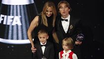 Chorvatský záložník Luka Modric s oceněním hráč roku FIFA, manželkou Vanjou... | na serveru Lidovky.cz | aktuální zprávy
