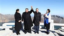 Kim Čong-un a Mun Če-in s manželkami na vrcholku hory Pektu. | na serveru Lidovky.cz | aktuální zprávy