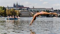 Zaměstnanci půjčovny šlapadel na nábřeží pod Hollarem si užívají poslední horké... | na serveru Lidovky.cz | aktuální zprávy