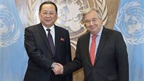 Severokorejský ministr zahraničí Ri Jong Ho (vlevo) na summitu s generálním... | na serveru Lidovky.cz | aktuální zprávy