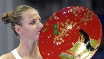 Karolína Plíšková líbá talíř pro vítězku. | na serveru Lidovky.cz | aktuální zprávy
