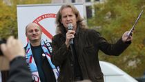 Petr Štěpánek na demonstraci proti islamizaci Evropy v roce 2015. V pozadí... | na serveru Lidovky.cz | aktuální zprávy