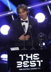 Sesadil Ronalda z trůnu. Nejlepším fotbalistou světa je Chorvat Modrič Luka Modrič přebírá cenu pro fotbalistu sezony FIFA | na serveru Lidovky.cz | aktuální zprávy