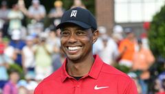 Golfista Tiger Woods se irokým úsmvem na tvái poté, co vyhrál svj první...
