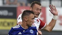 Šimon Falta (v modrém) svádí souboj v utkání se Slavií. | na serveru Lidovky.cz | aktuální zprávy