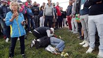 Žena zasažená míčkem se svíjí na zemi. | na serveru Lidovky.cz | aktuální zprávy