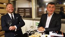 Petr Stuchlík (vlevo) a Andrej Babiš ve volebním štábu ANO. Petr Stuchlík (vlevo) a Andrej Babiš ve volebním štábu ANO.