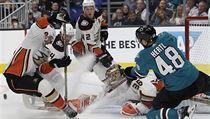 Brankář Anaheimu Ducks John Gibson se natahuje po puku při akci útočníka San... | na serveru Lidovky.cz | aktuální zprávy