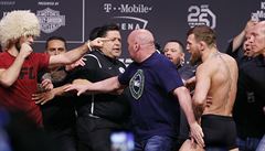 Chabib Nurmagomedov a Conor McGregor na oficiální váení k UFC 229.