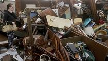 Obyvatelka Panamy si prohlíží spoušť, kterou na jejím domě napáchal hurikán... | na serveru Lidovky.cz | aktuální zprávy